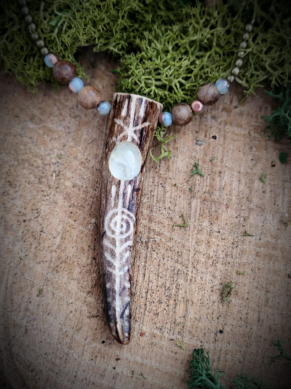Forest Talisman leśny grawerowany naszyjnik sarni ,,kieł” z prehnitem
