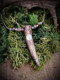 Forest Talisman leśny grawerowany naszyjnik sarni ,,kieł” z prehnitem