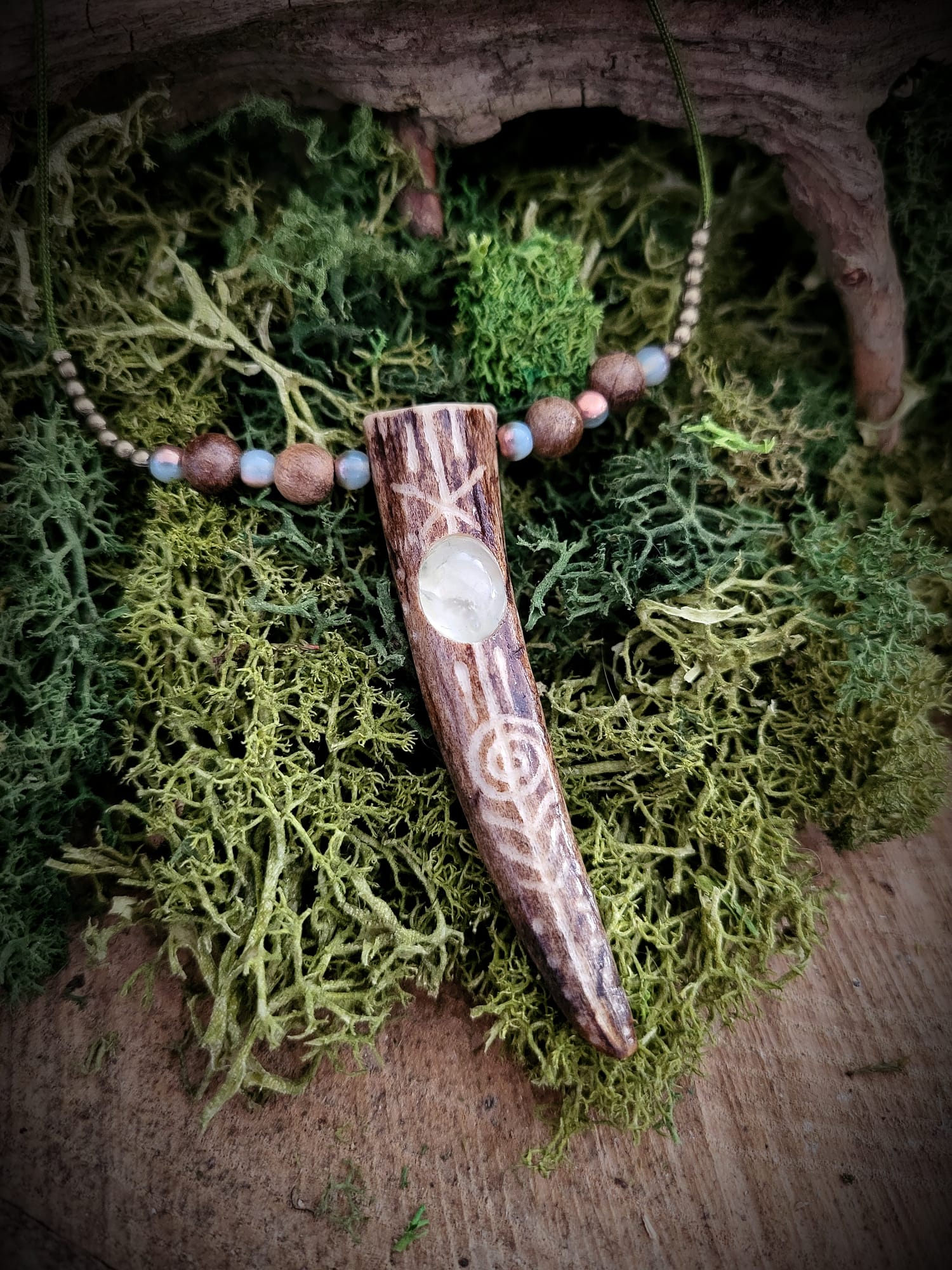 Forest Talisman leśny grawerowany naszyjnik sarni ,,kieł” z prehnitem