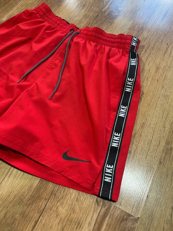 Nike spodenki na lato - Czerwone z lampasami