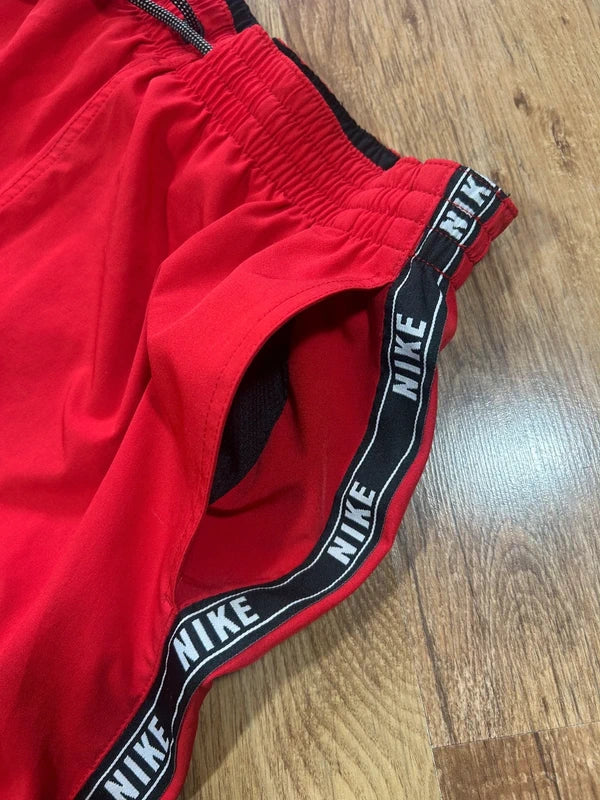 Nike spodenki na lato - Czerwone z lampasami
