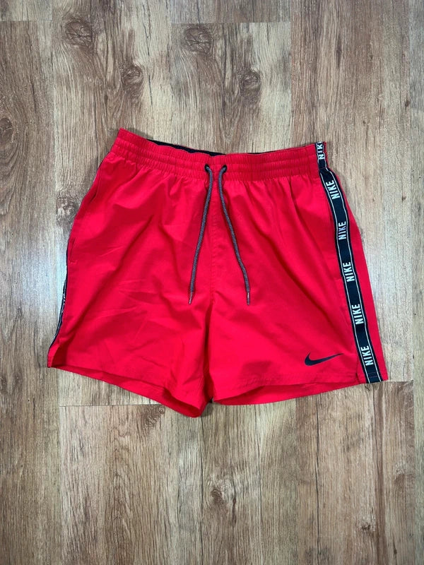 Nike spodenki na lato - Czerwone z lampasami