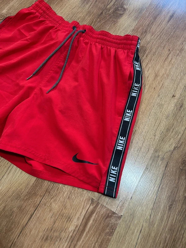 Nike spodenki na lato - Czerwone z lampasami