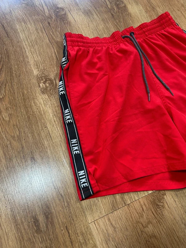 Nike spodenki na lato - Czerwone z lampasami