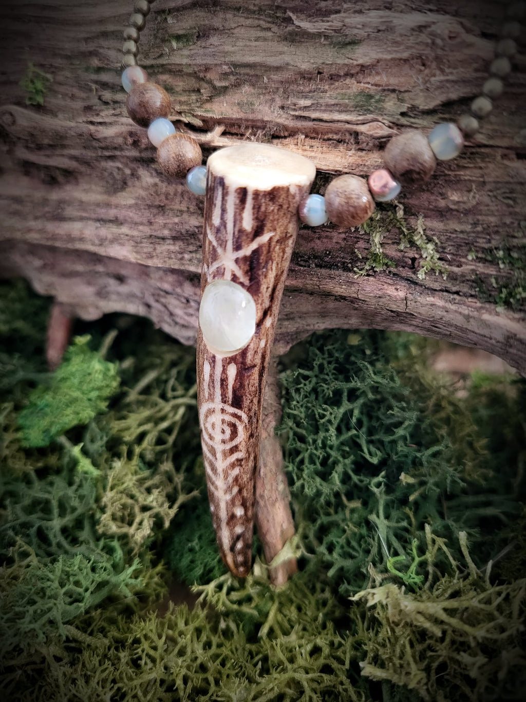 Forest Talisman leśny grawerowany naszyjnik sarni ,,kieł” z prehnitem