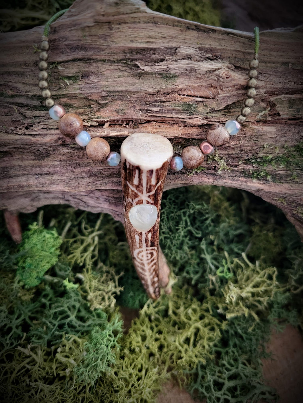Forest Talisman leśny grawerowany naszyjnik sarni ,,kieł” z prehnitem