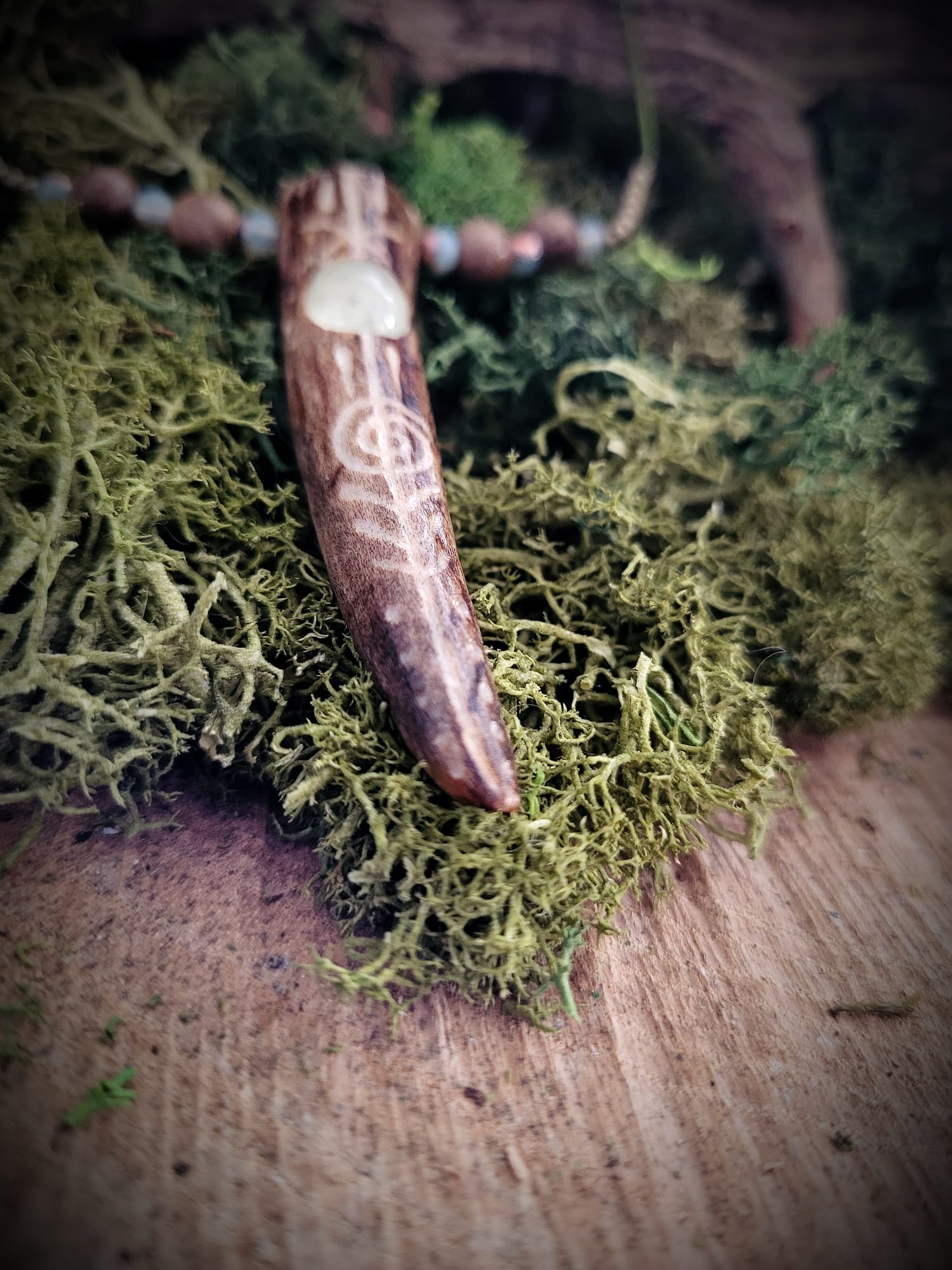 Forest Talisman leśny grawerowany naszyjnik sarni ,,kieł” z prehnitem