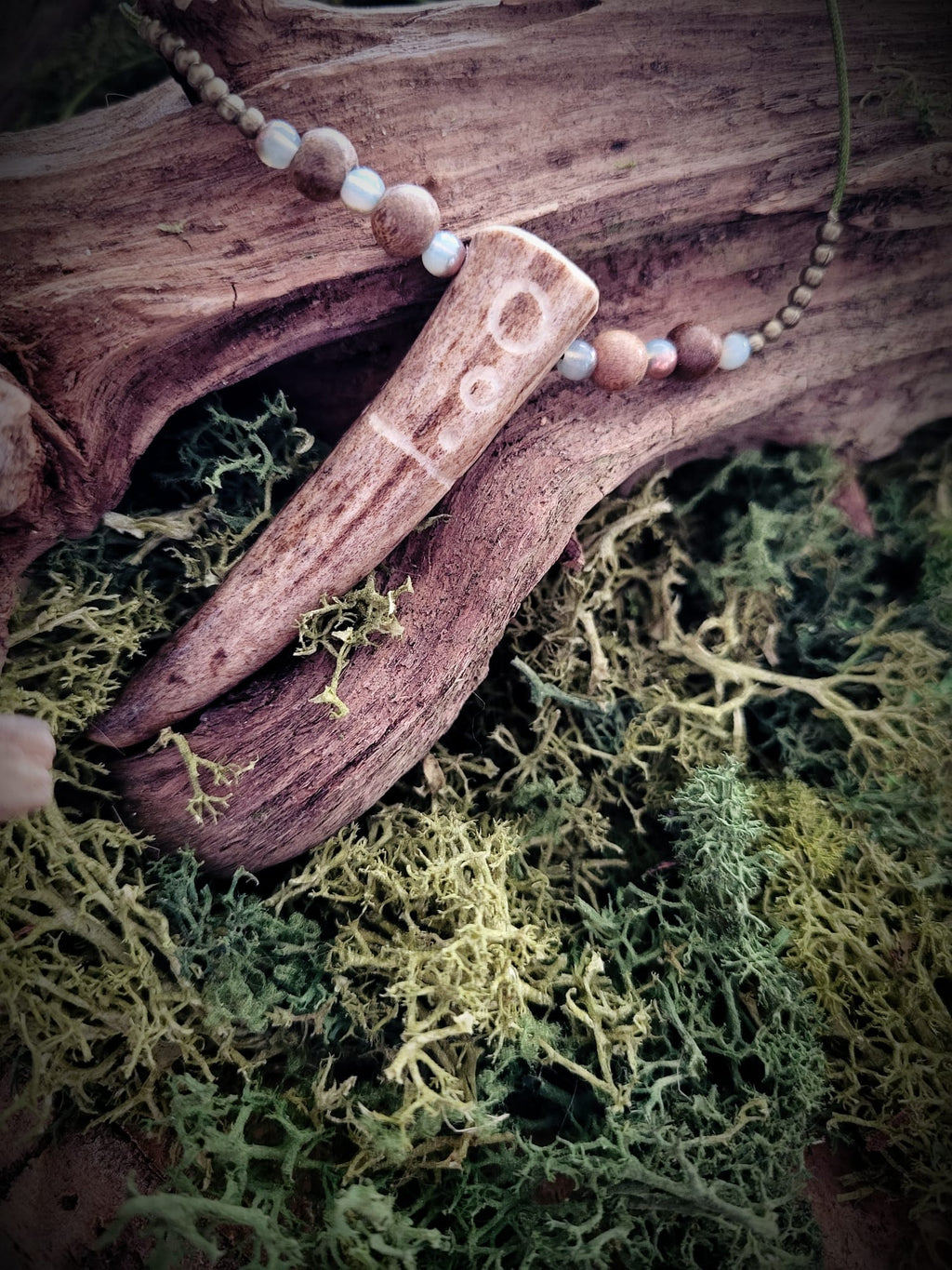 Forest Talisman leśny grawerowany naszyjnik sarni ,,kieł” z prehnitem