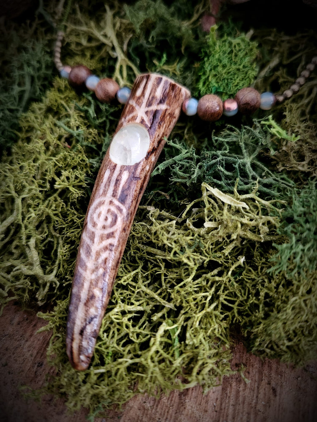 Forest Talisman leśny grawerowany naszyjnik sarni ,,kieł” z prehnitem