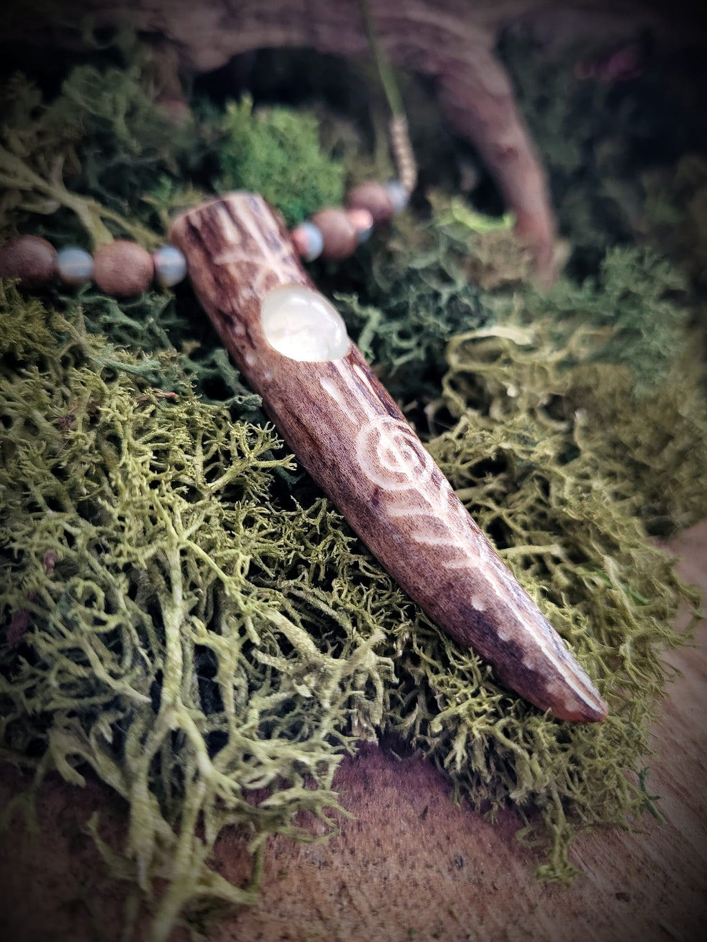 Forest Talisman leśny grawerowany naszyjnik sarni ,,kieł” z prehnitem