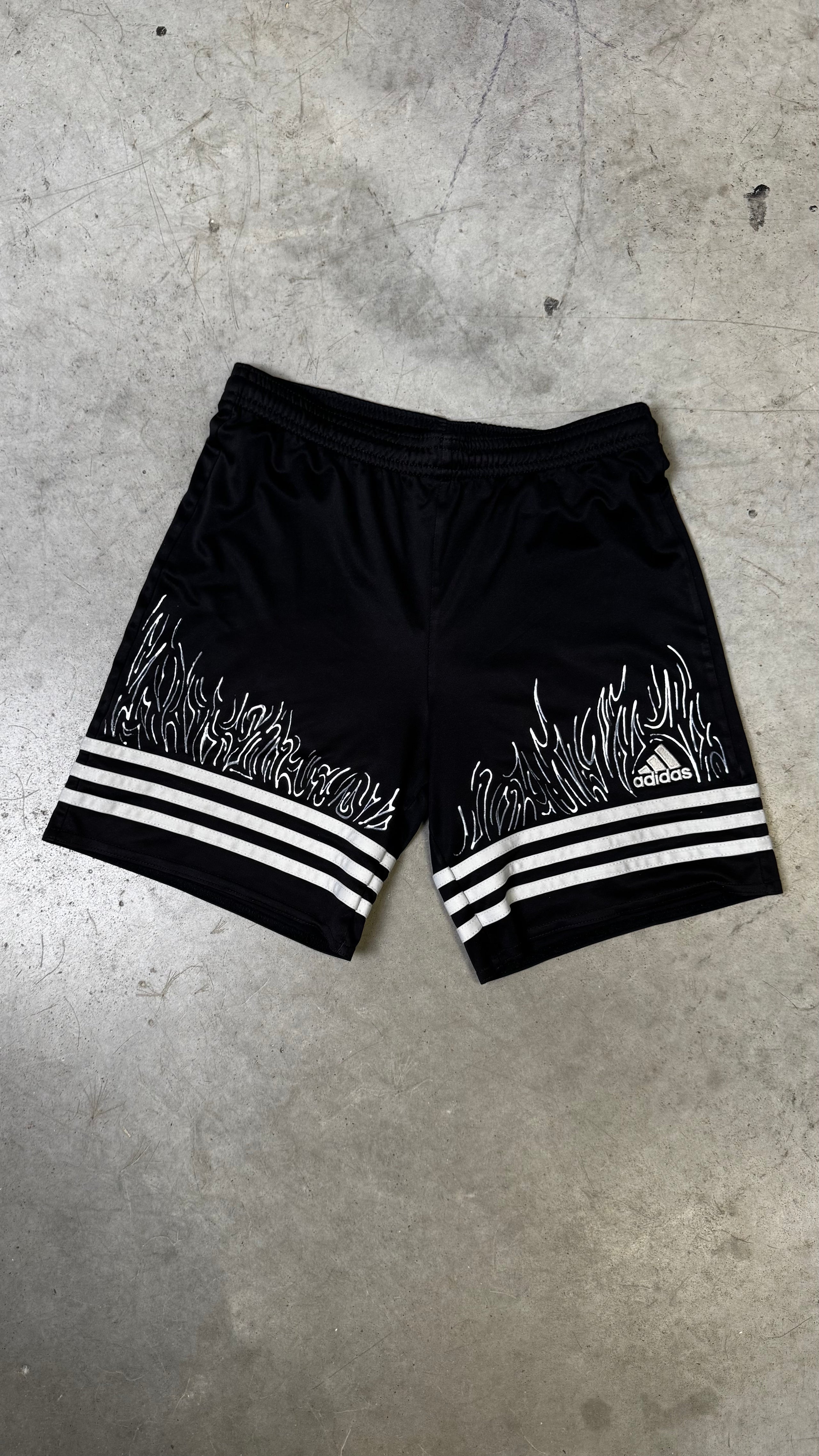 Custom Adidas Spodenki Płomienie – Unikat, Ręcznie Malowane, Rozmiar M