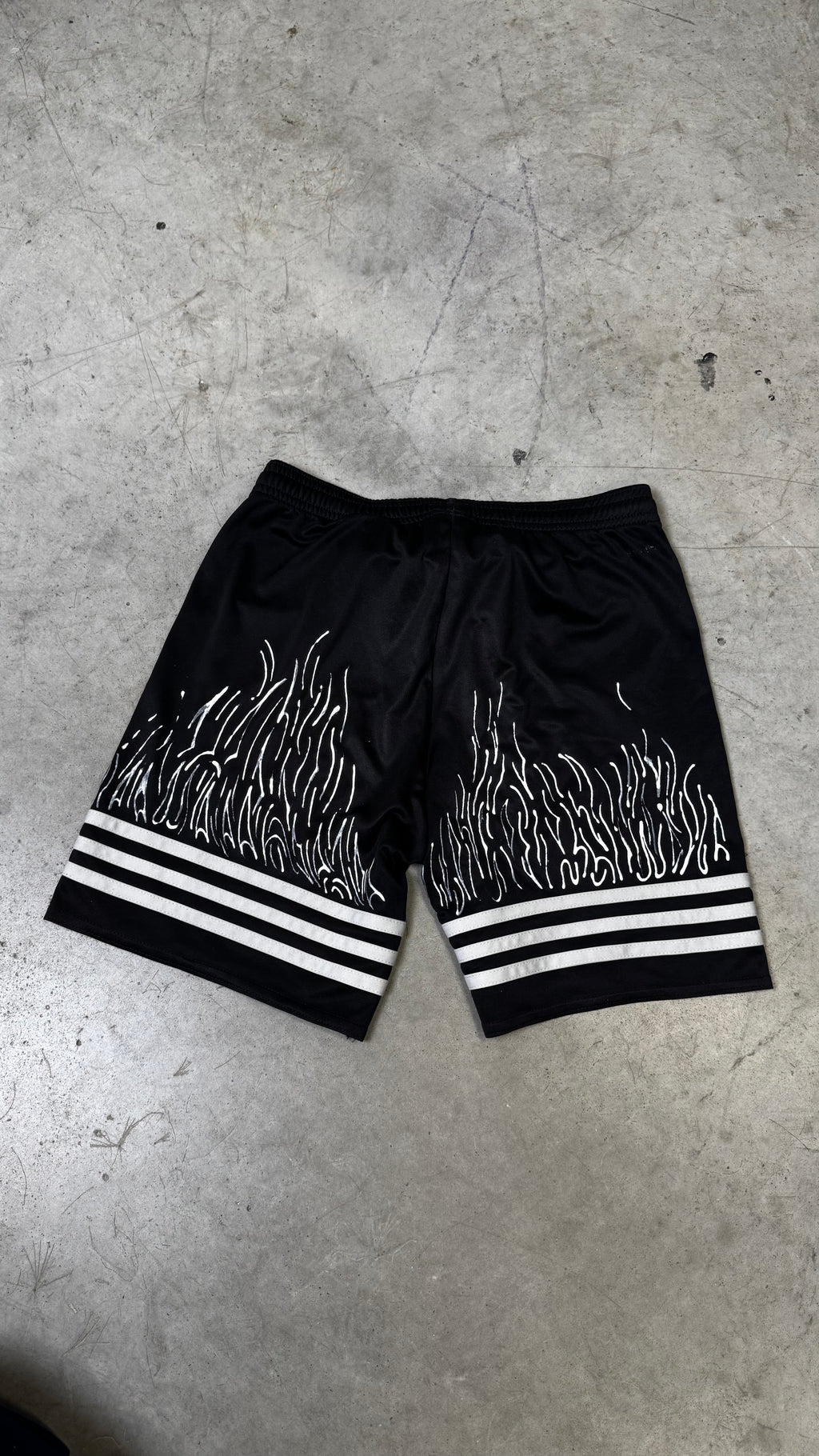 Custom Adidas Spodenki Płomienie – Unikat, Ręcznie Malowane, Rozmiar M
