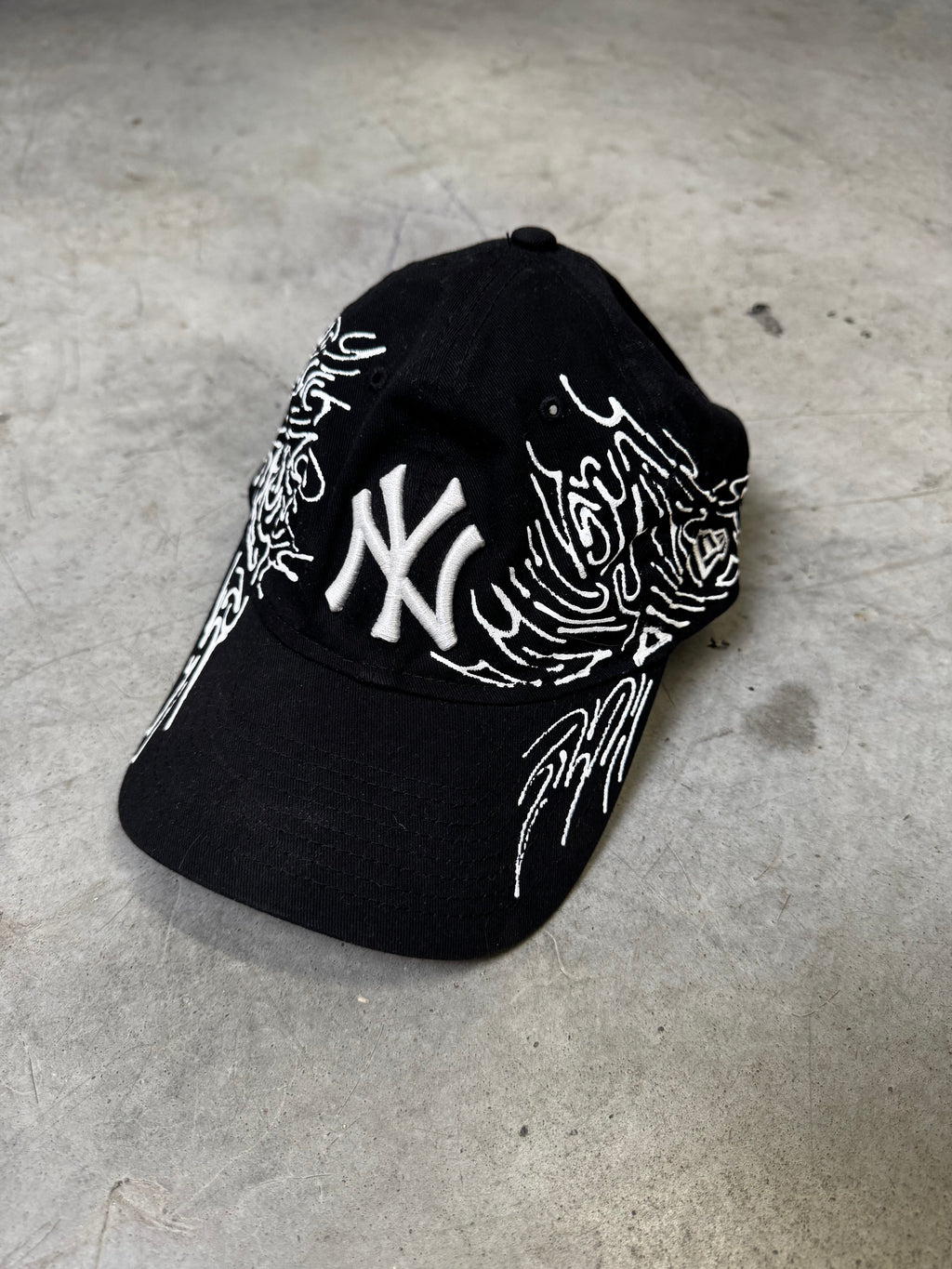 Custom New Era New York Yankees – Unikat, Ręcznie Malowana Czapka, Streetwear