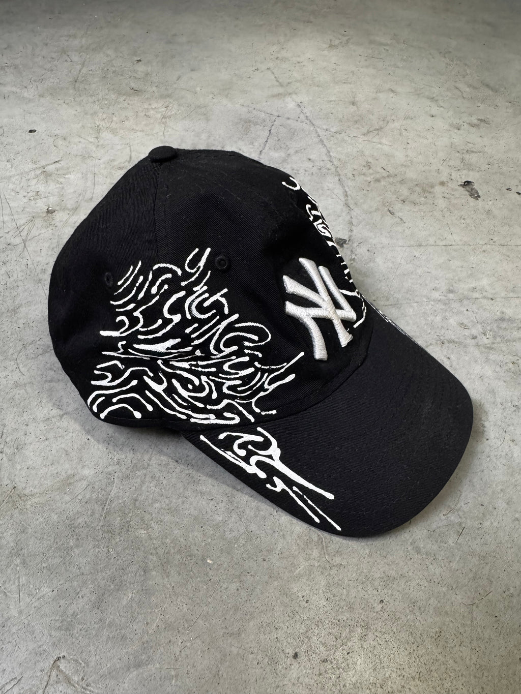 Custom New Era New York Yankees – Unikat, Ręcznie Malowana Czapka, Streetwear