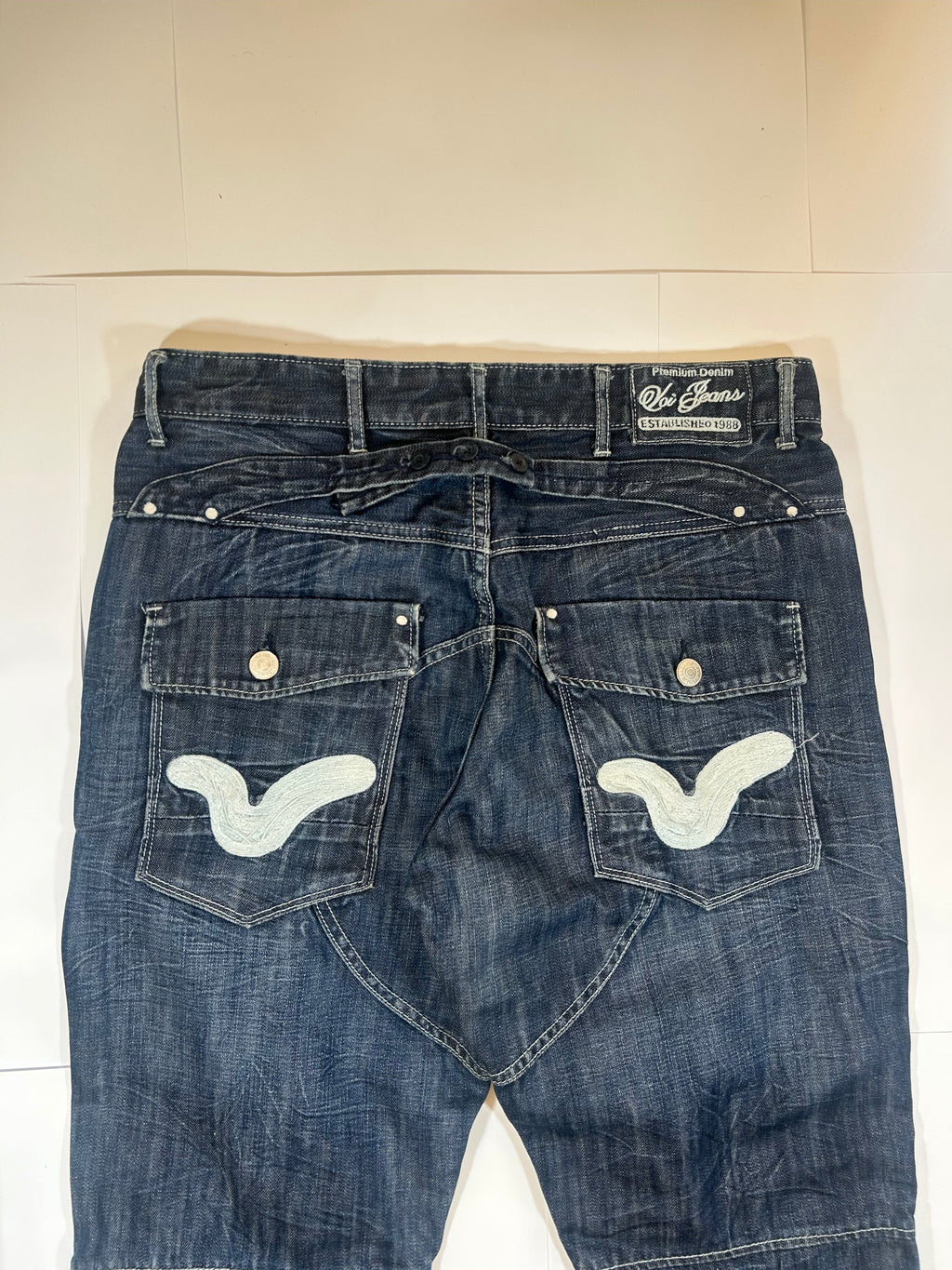 Baggy jeans denim z nadrukami na tylnych kieszeniach