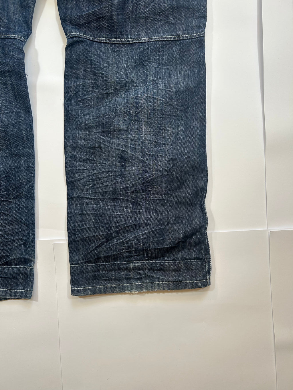 Baggy jeans denim z nadrukami na tylnych kieszeniach