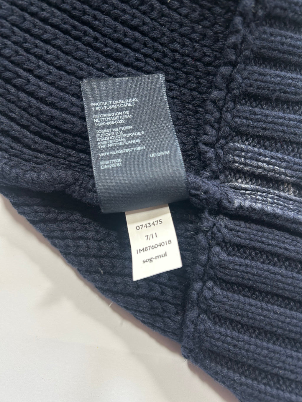 Sweter z warkoczem Tommy Hilfiger granatowy