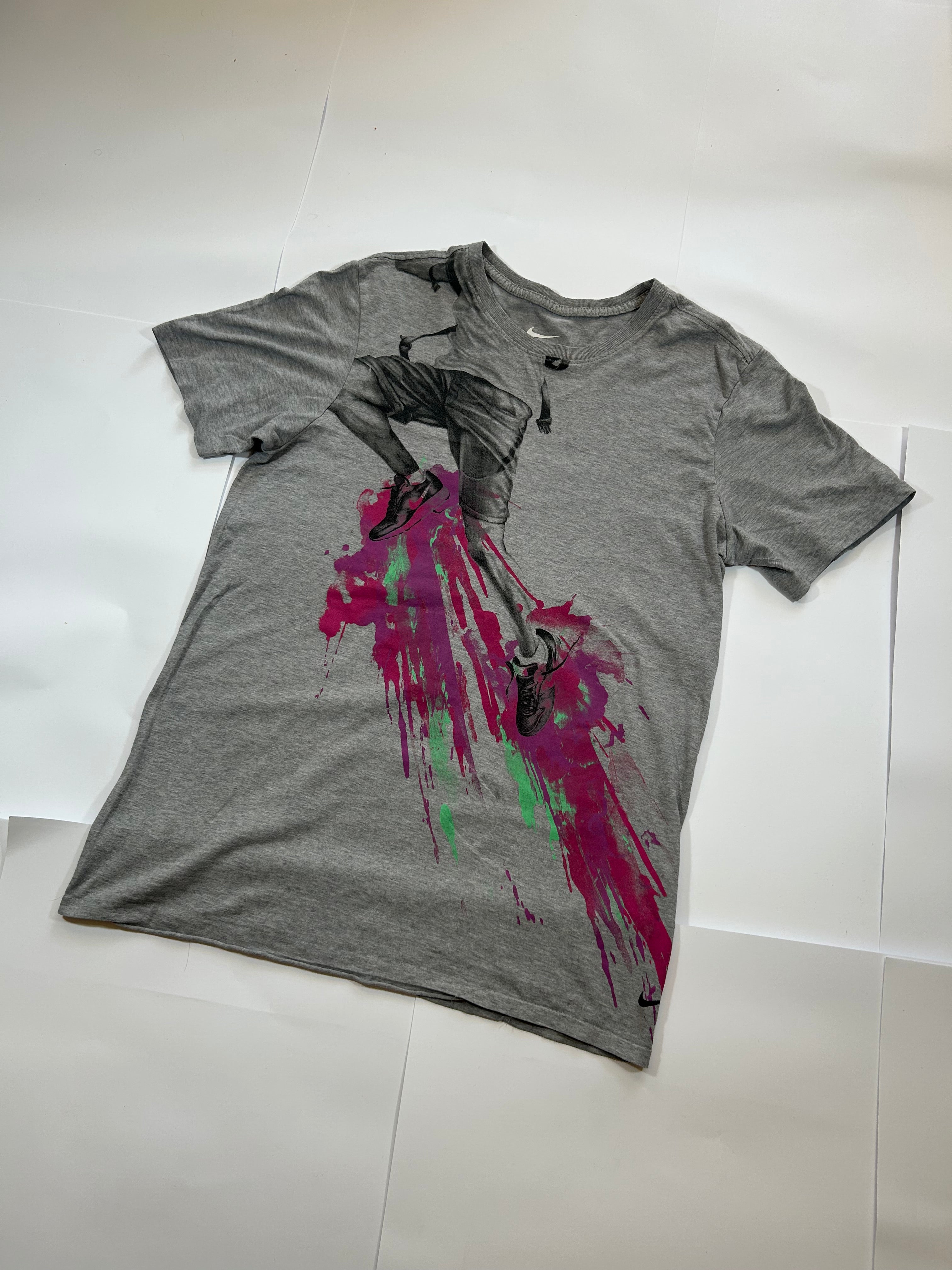 Szary tshirt nike z różowym nadrukiem