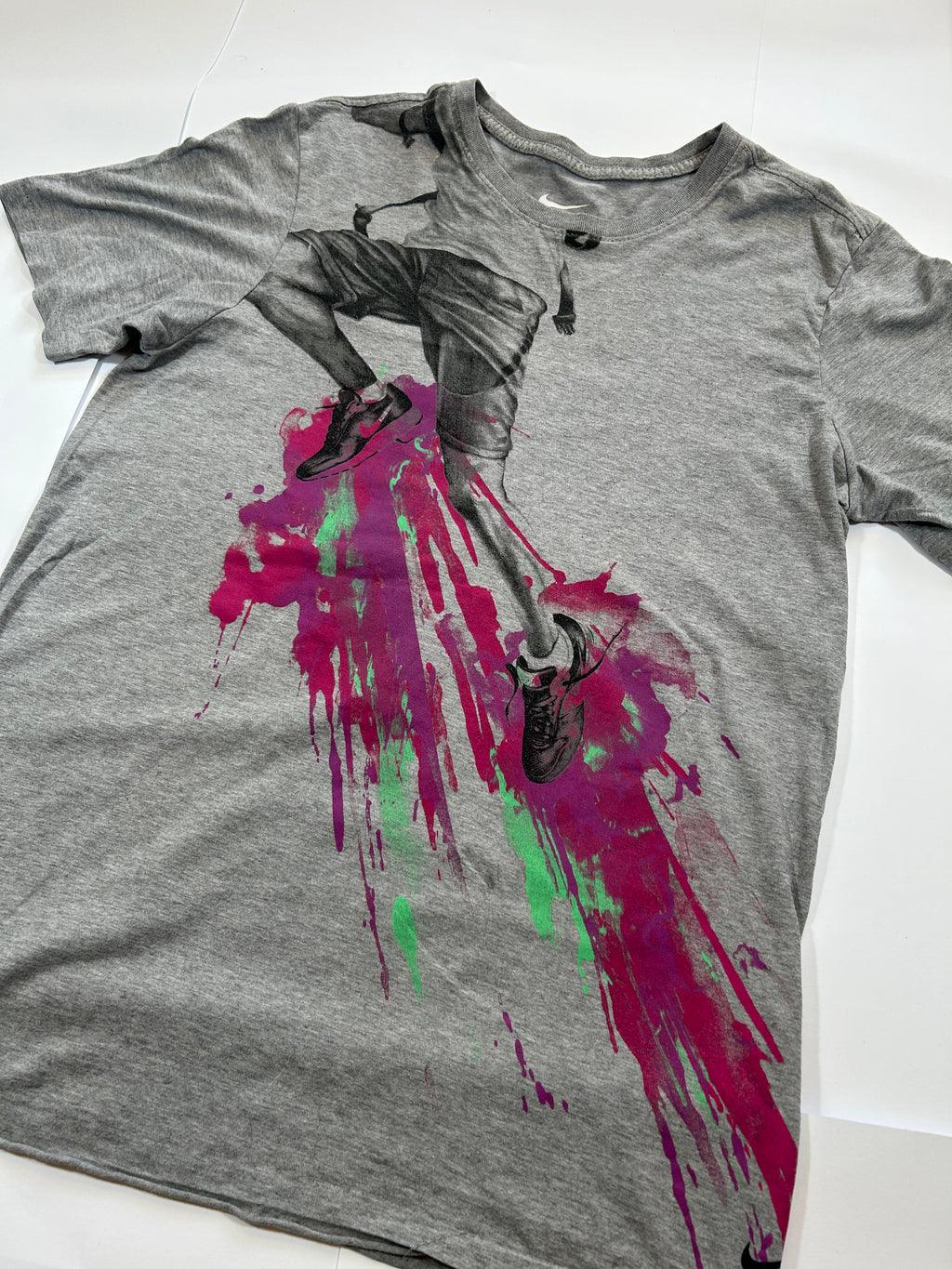 Szary tshirt nike z różowym nadrukiem