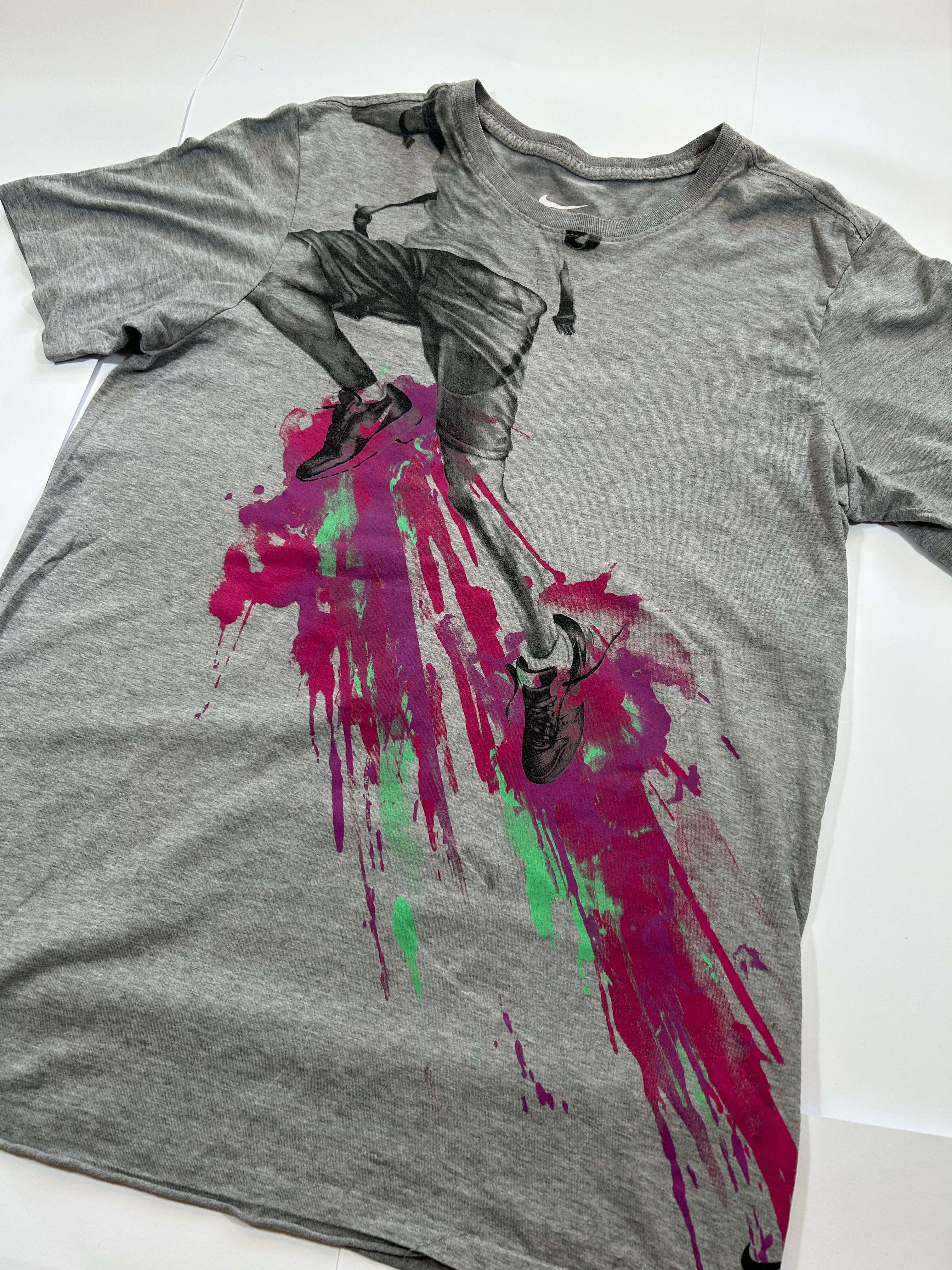 Szary tshirt nike z różowym nadrukiem