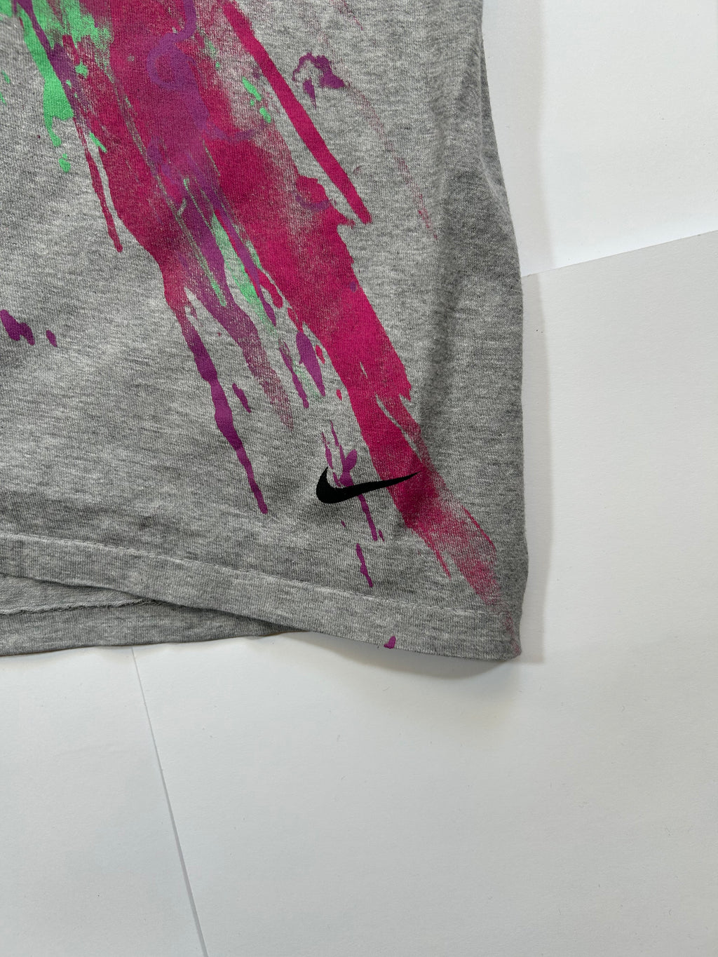 Szary tshirt nike z różowym nadrukiem