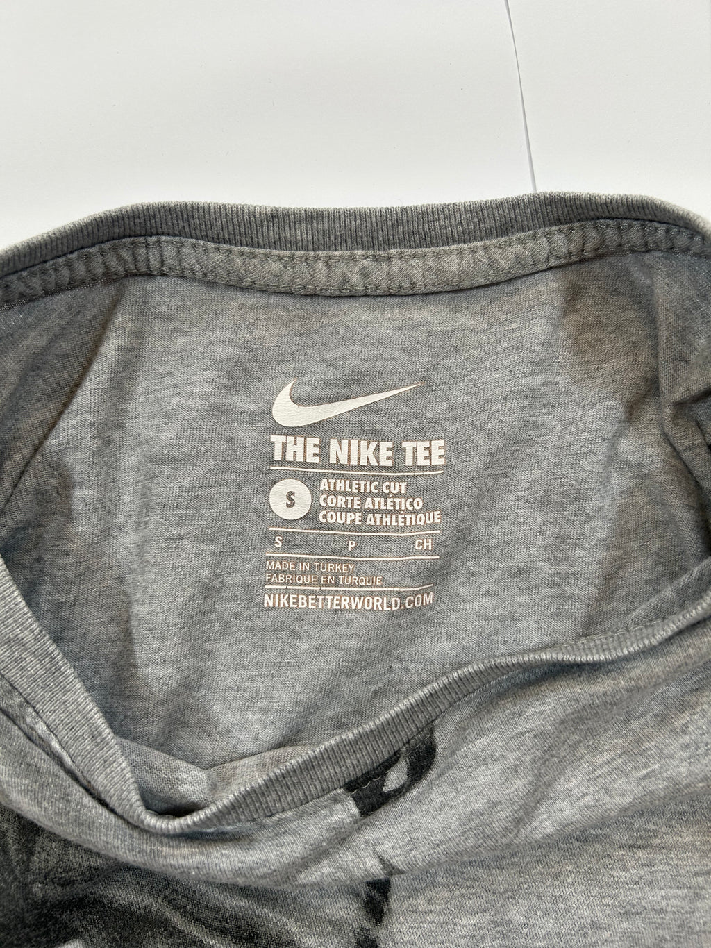 Szary tshirt nike z różowym nadrukiem