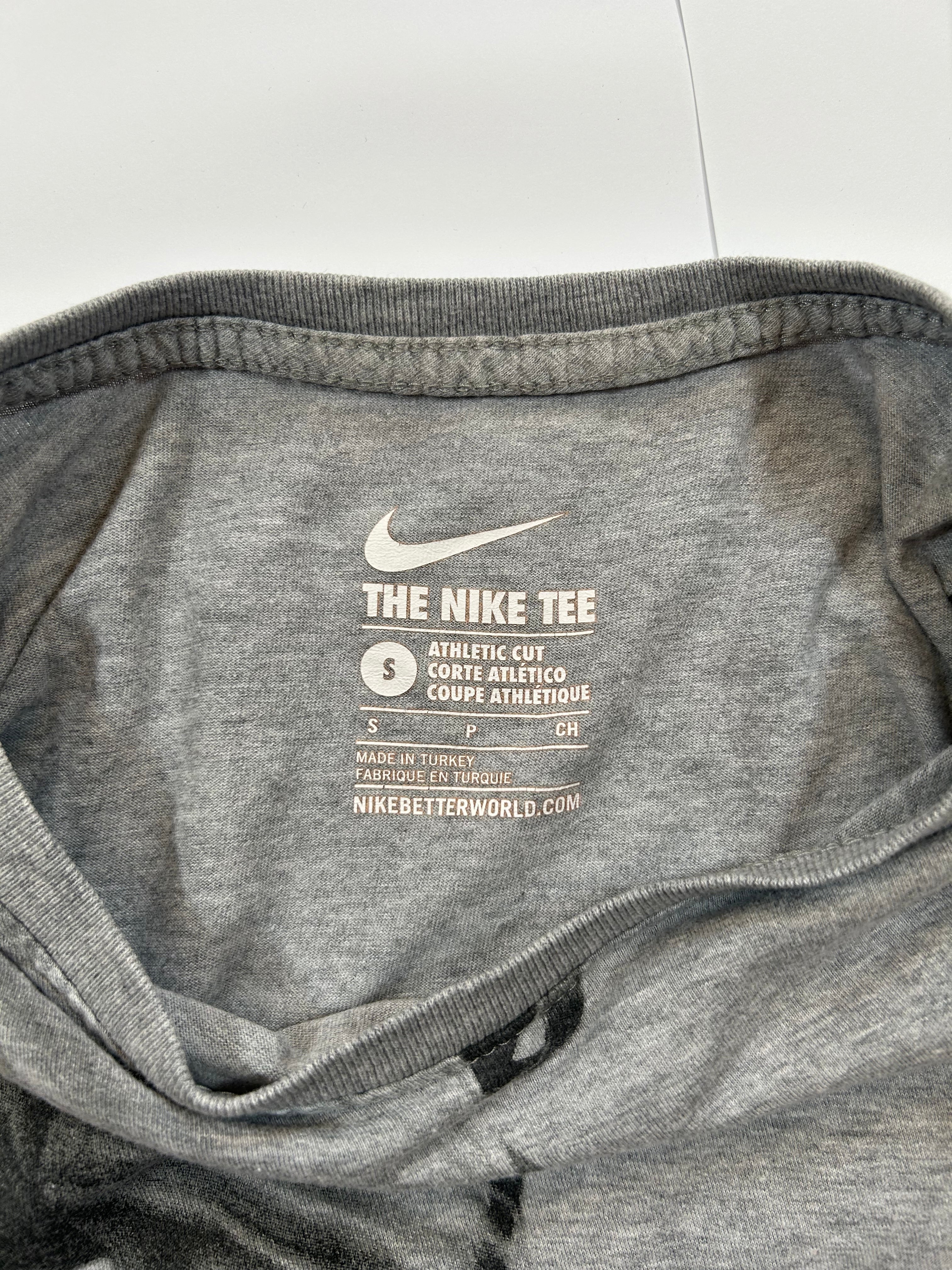 Szary tshirt nike z różowym nadrukiem