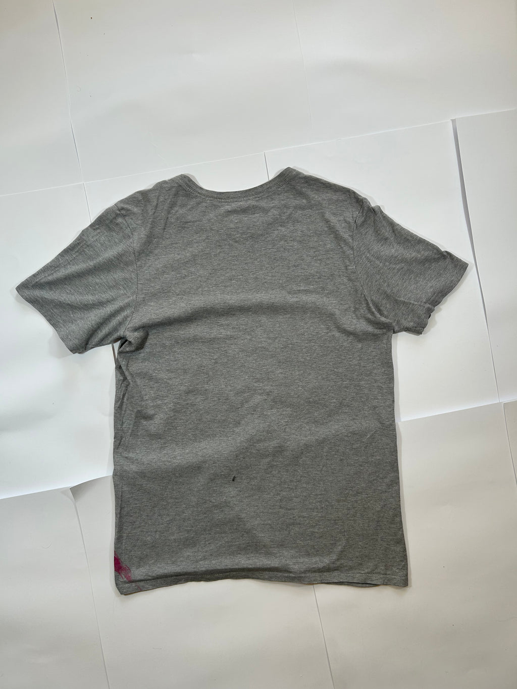 Szary tshirt nike z różowym nadrukiem