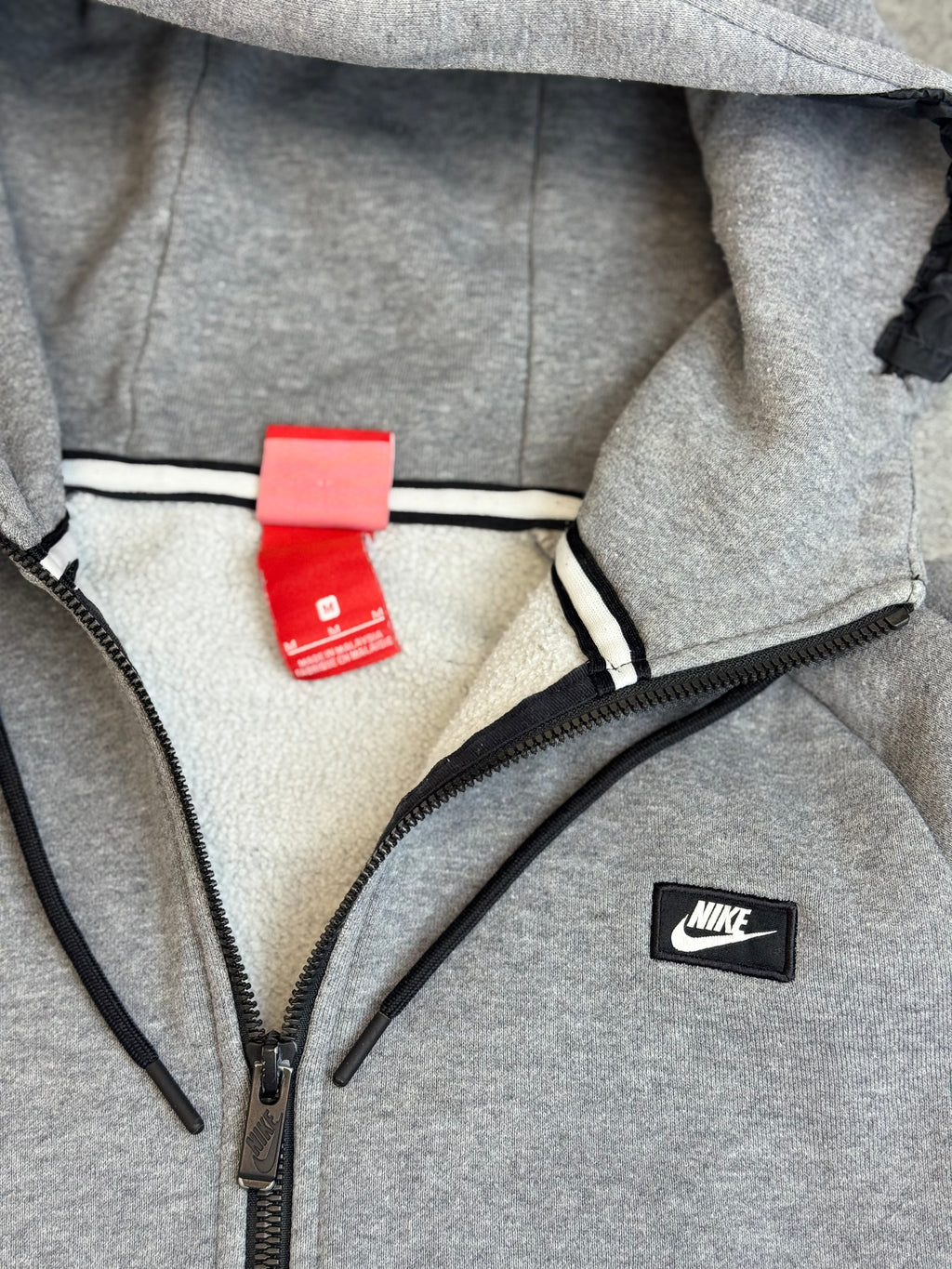 Szara Bluza Nike Rozpinana z Kapturem Minimalistyczna na Siłownię do Biegania Casual Neutral