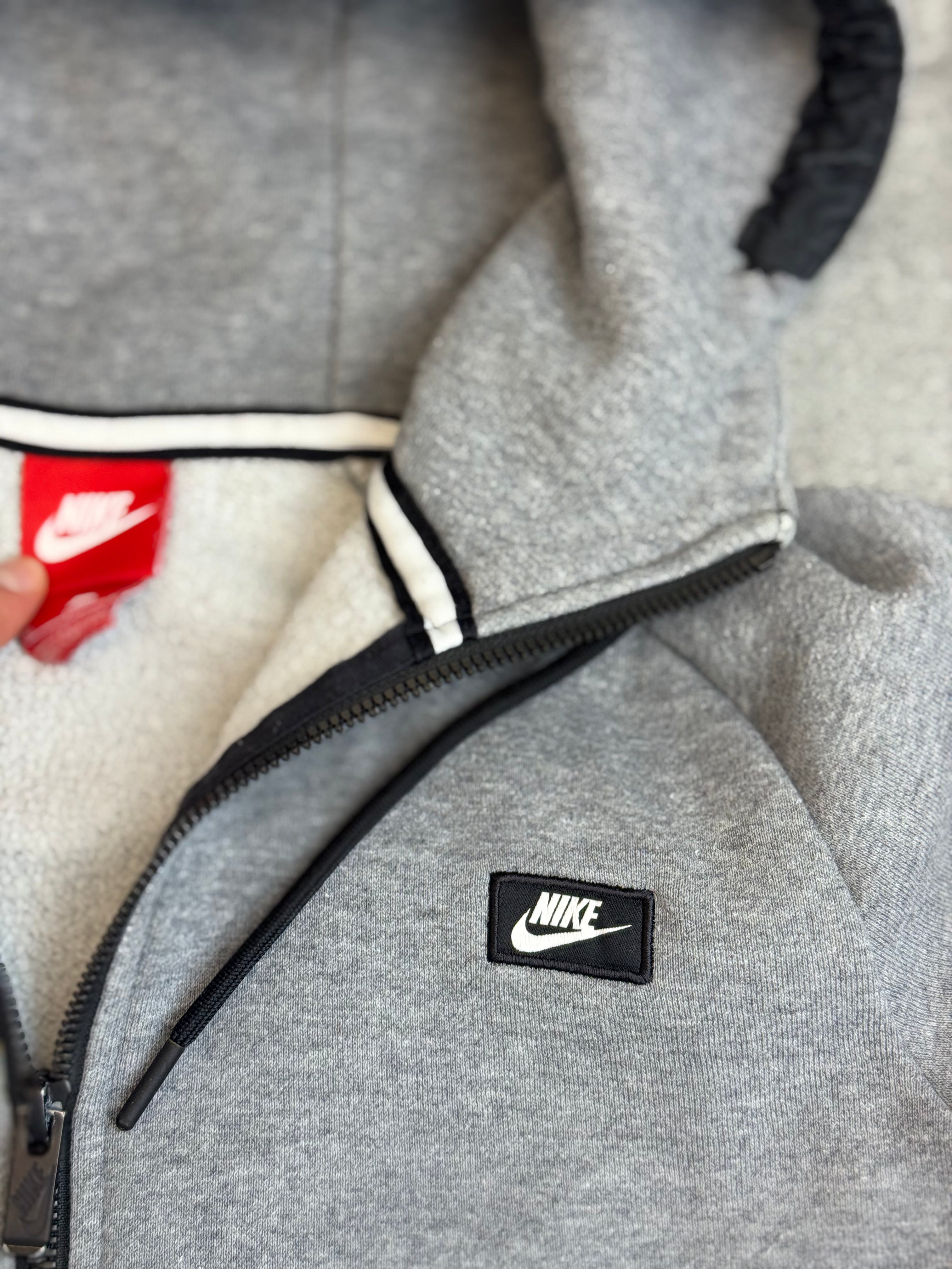 Szara Bluza Nike Rozpinana z Kapturem Minimalistyczna na Siłownię do Biegania Casual Neutral