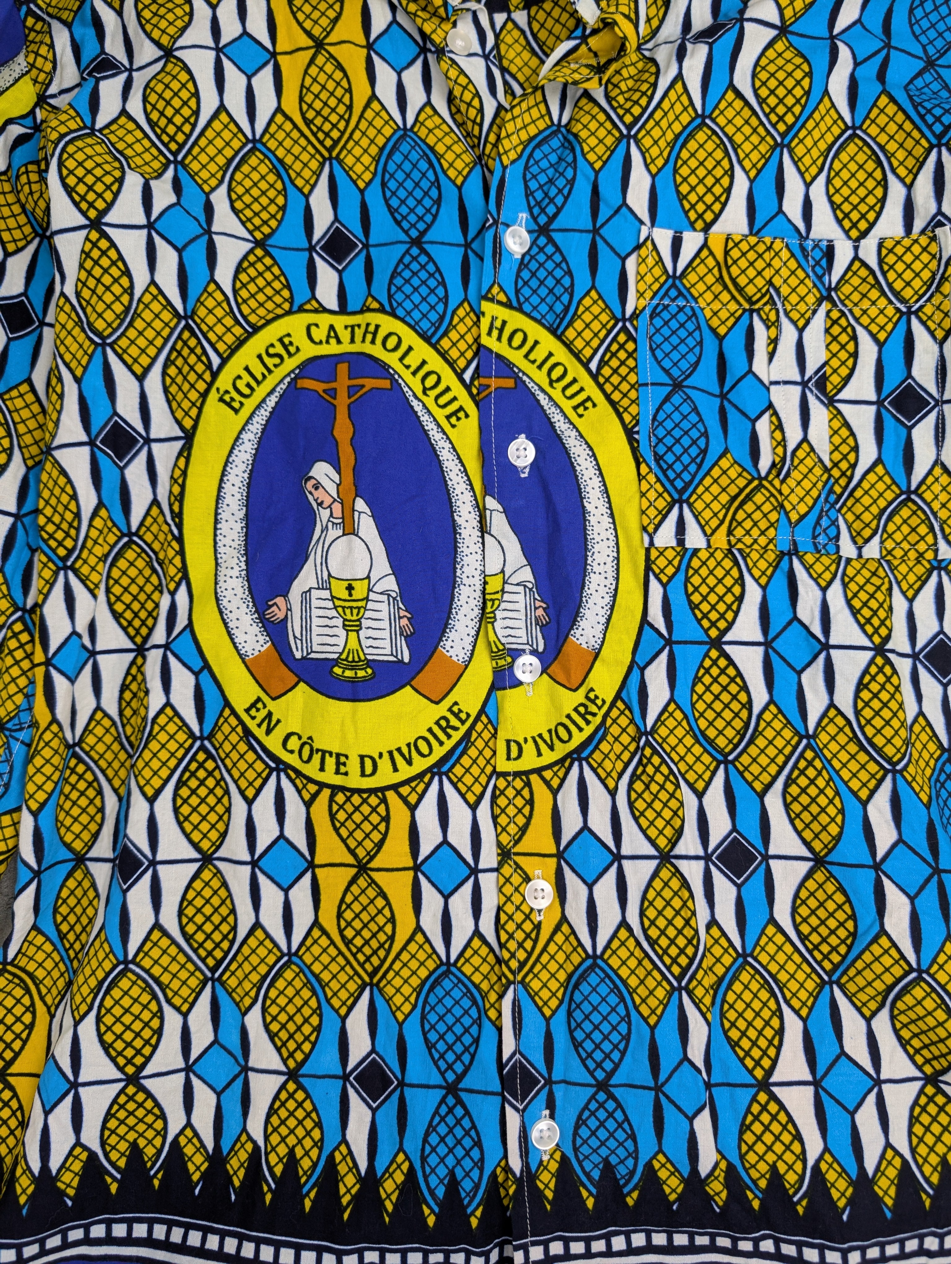 80s/90s Vintage Koszula AOP All over print Chrześcijańska z Wybrzeża Kości Słoniowej Katolicki Motyw Travel Souvenir