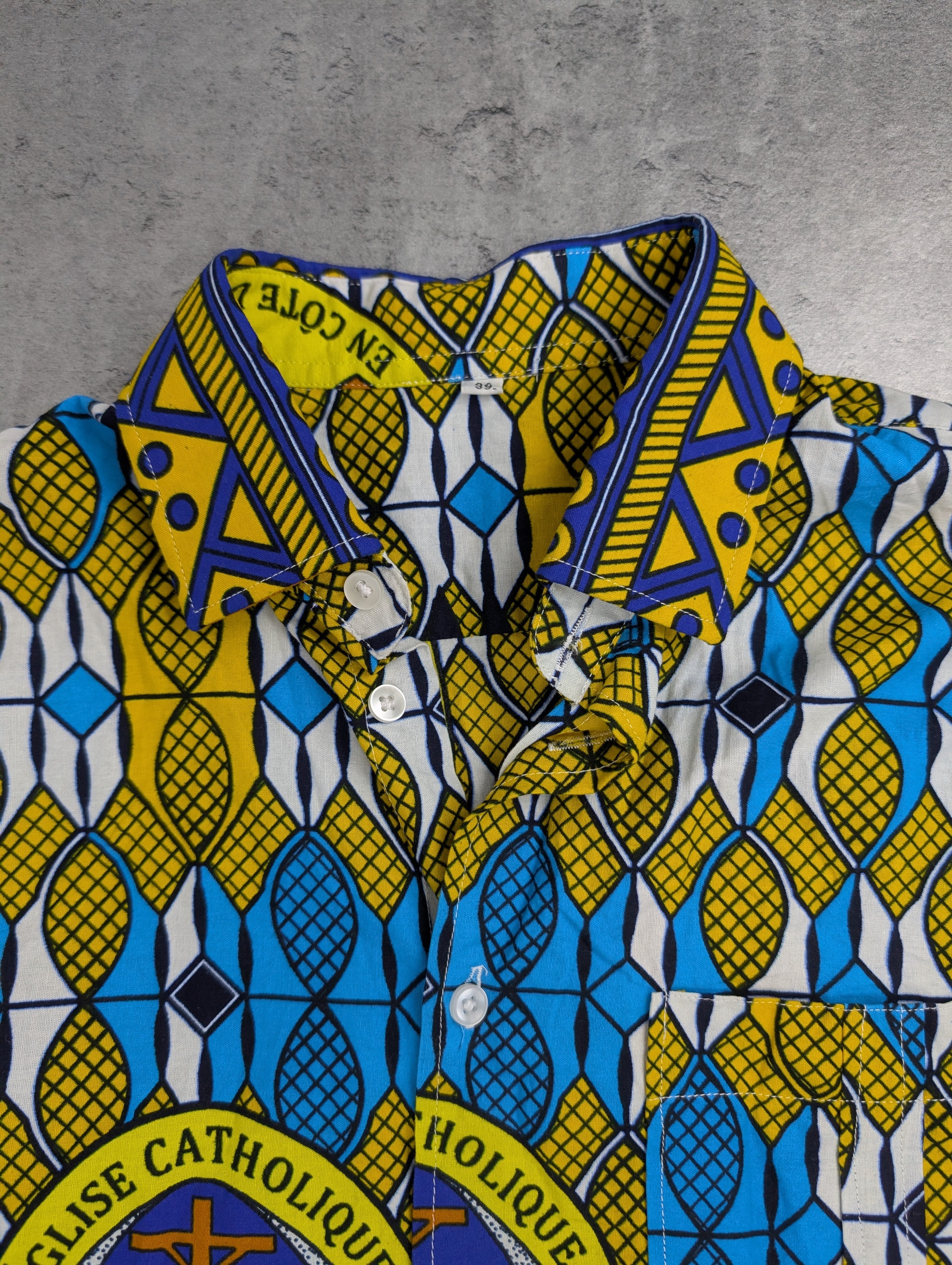 80s/90s Vintage Koszula AOP All over print Chrześcijańska z Wybrzeża Kości Słoniowej Katolicki Motyw Travel Souvenir