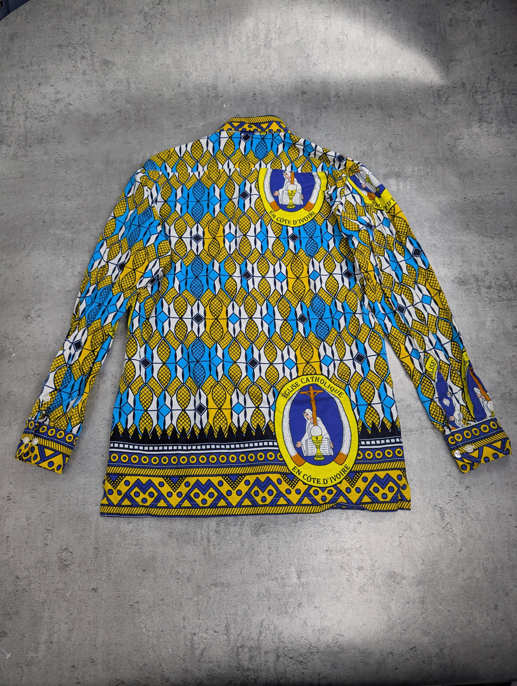 80s/90s Vintage Koszula AOP All over print Chrześcijańska z Wybrzeża Kości Słoniowej Katolicki Motyw Travel Souvenir
