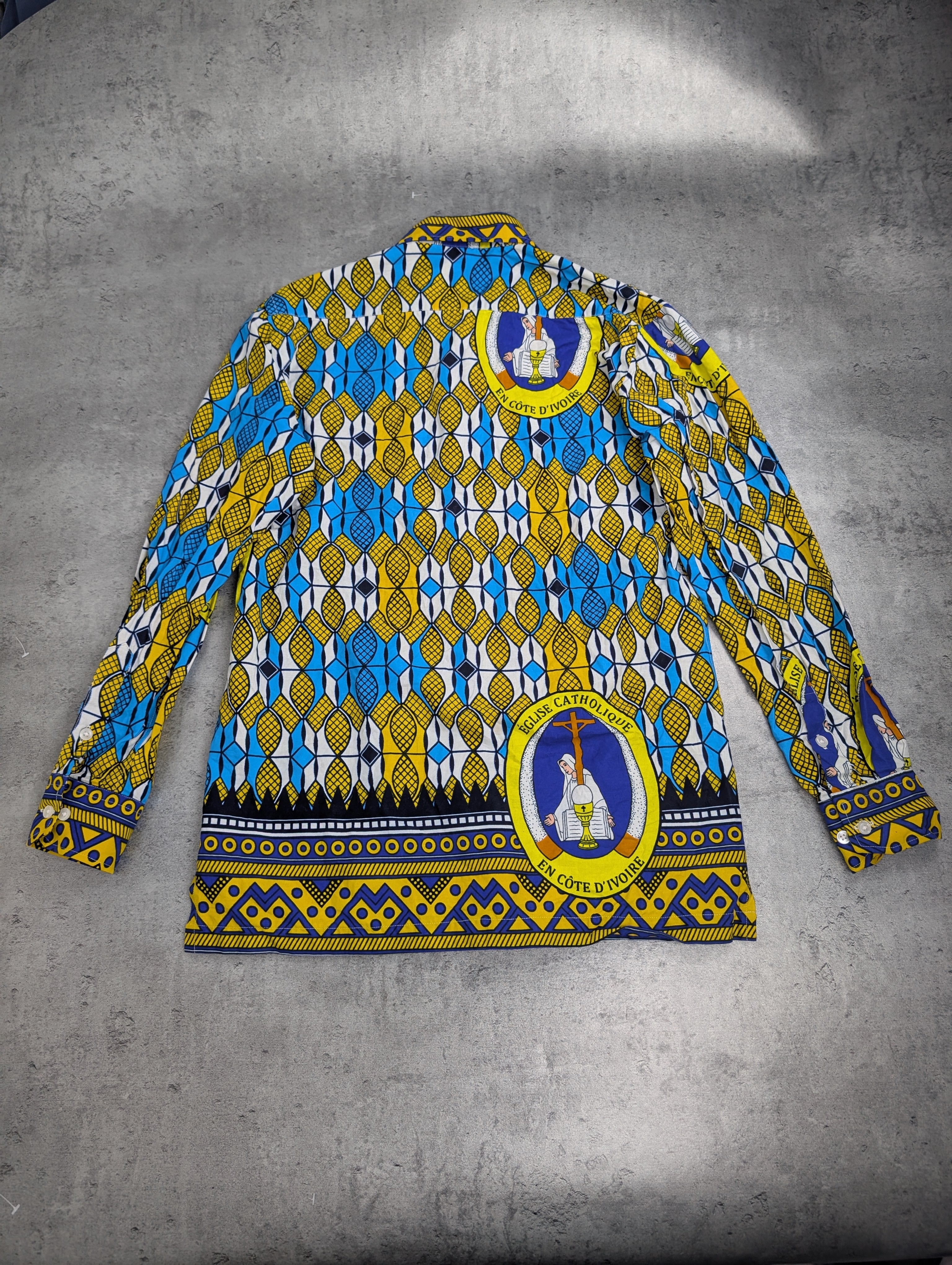 80s/90s Vintage Koszula AOP All over print Chrześcijańska z Wybrzeża Kości Słoniowej Katolicki Motyw Travel Souvenir