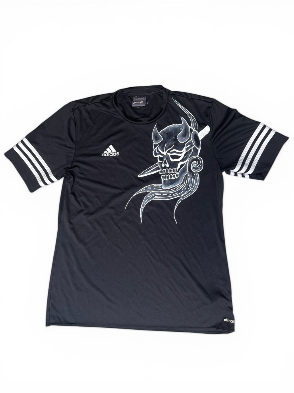 Custom Adidas Tee – Ręcznie Malowana Czaszka z Rogami