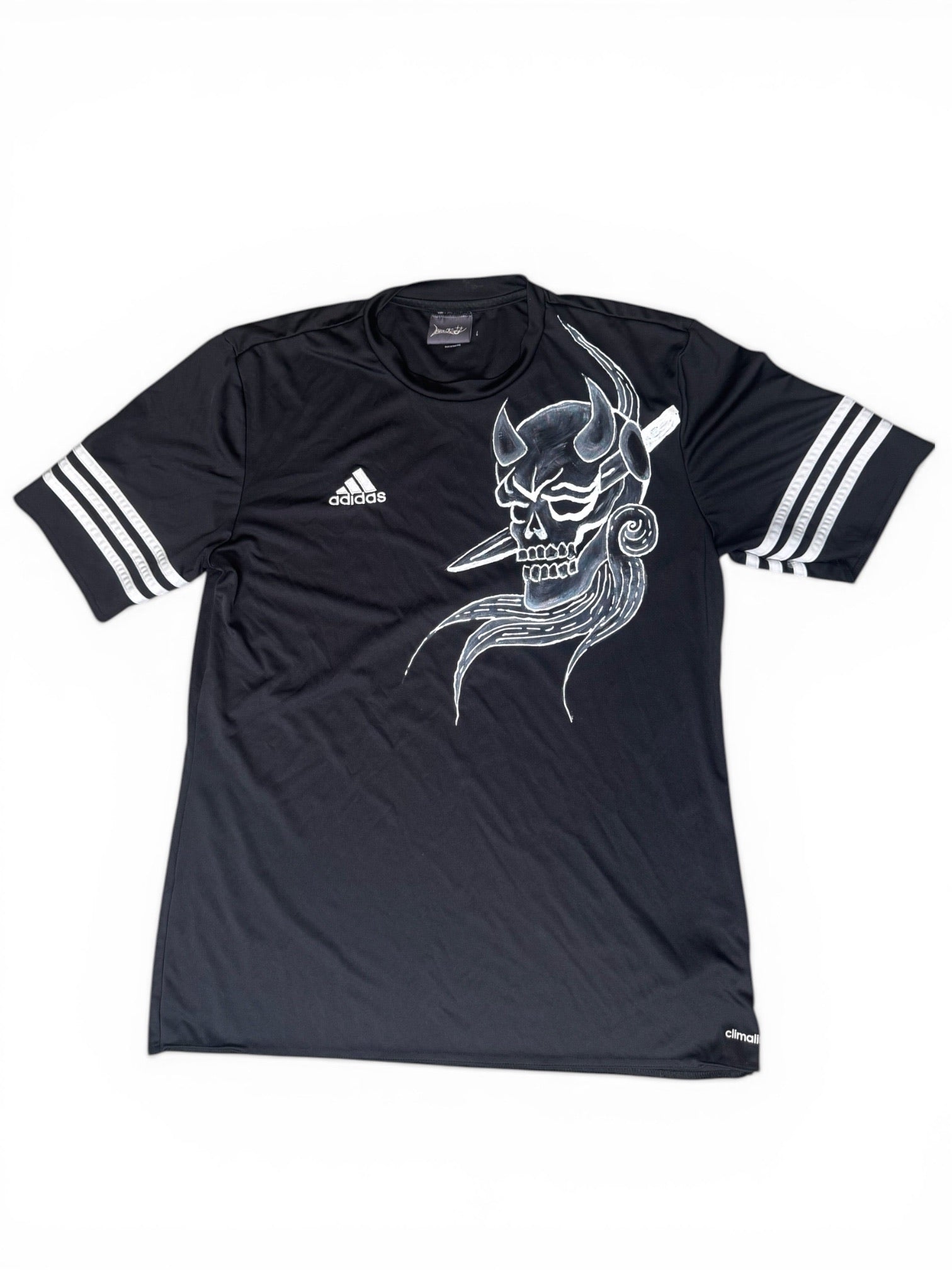 Custom Adidas Tee – Ręcznie Malowana Czaszka z Rogami