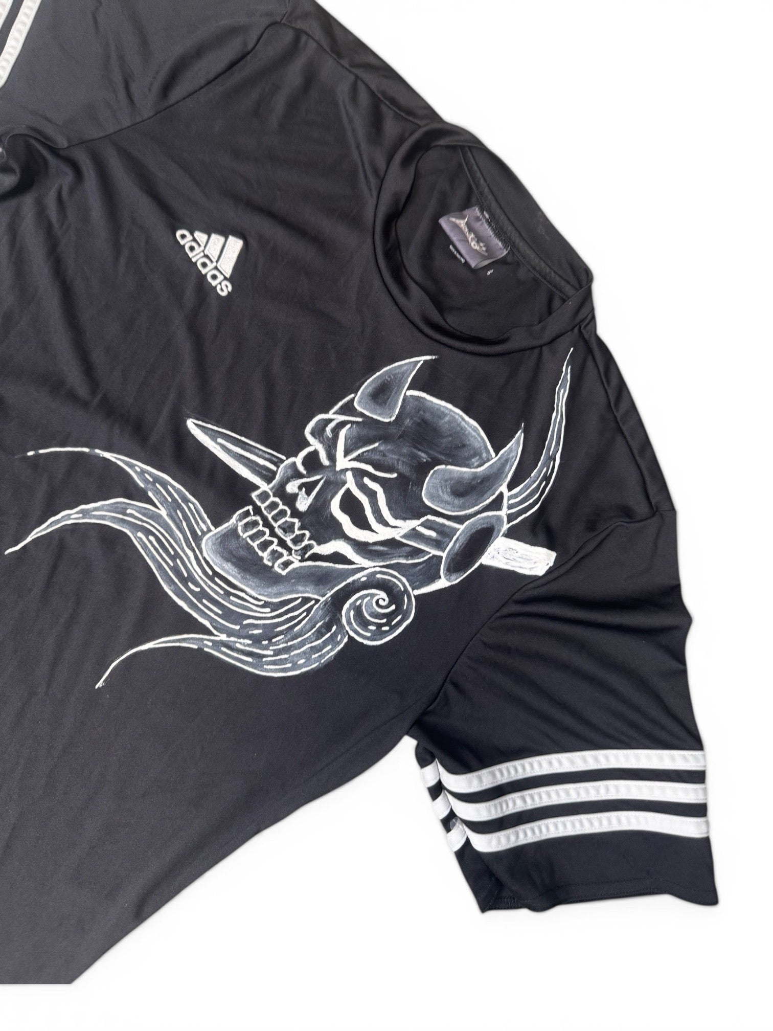 Custom Adidas Tee – Ręcznie Malowana Czaszka z Rogami