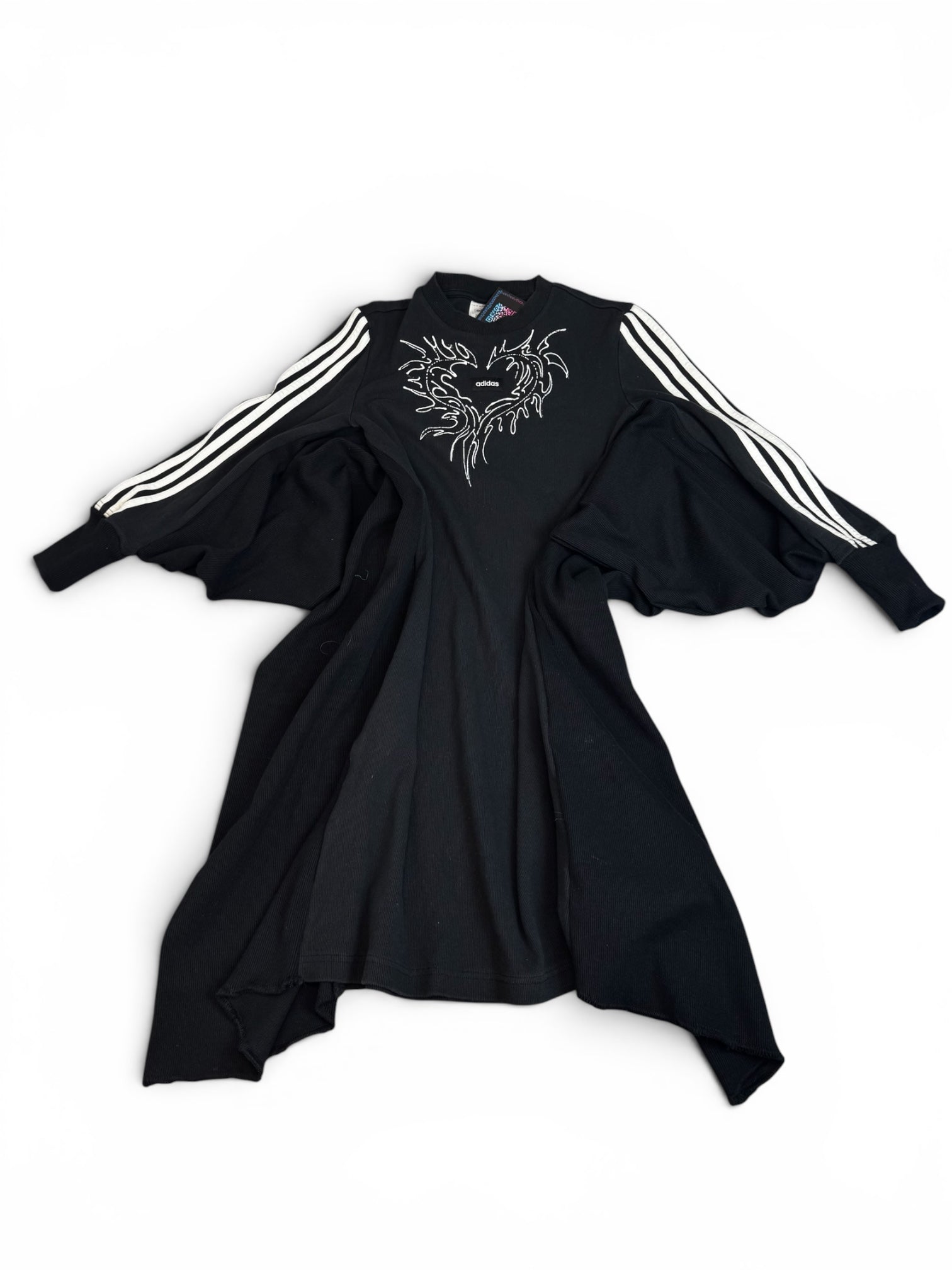 Custom: Unikalna Sukienka Oversize z Ręcznie Malowanym Tribal Heart